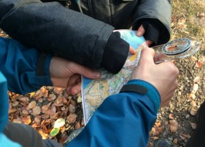 Vi leder efter næste post på kortet - med Find vej i Danmark i Marselisborg Skoven - Alle Ud