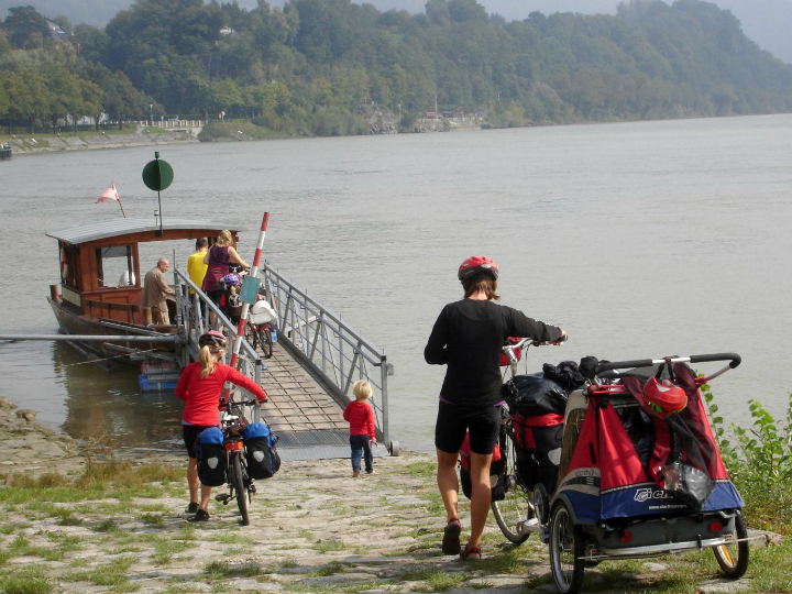 Cykeltur med fire børn. På vej mod cykelfærge over Donau. 