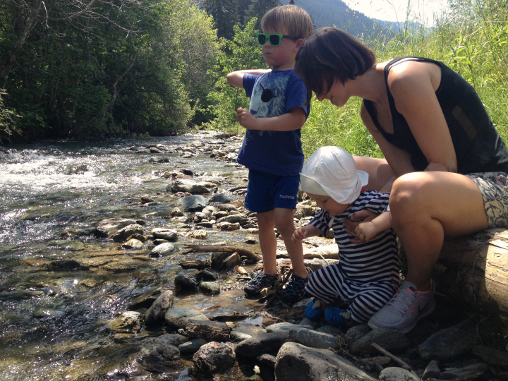Vandring i Saalbach Østrig. Pause i skyggen ved en flod. Børnefamilie vandreferie. Alle Ud