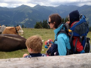 Udsigt over bjergene i Saalbach Østrig. Barn i bærestol. Vandring med børn. Alle Ud