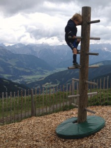 Vandring i Saalbach Østrig. Udsigt og leg på Eventyrruten. Børnefamilie vandreferie