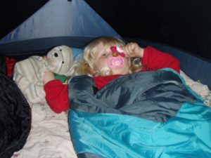 Sove i telt barn kanotur
