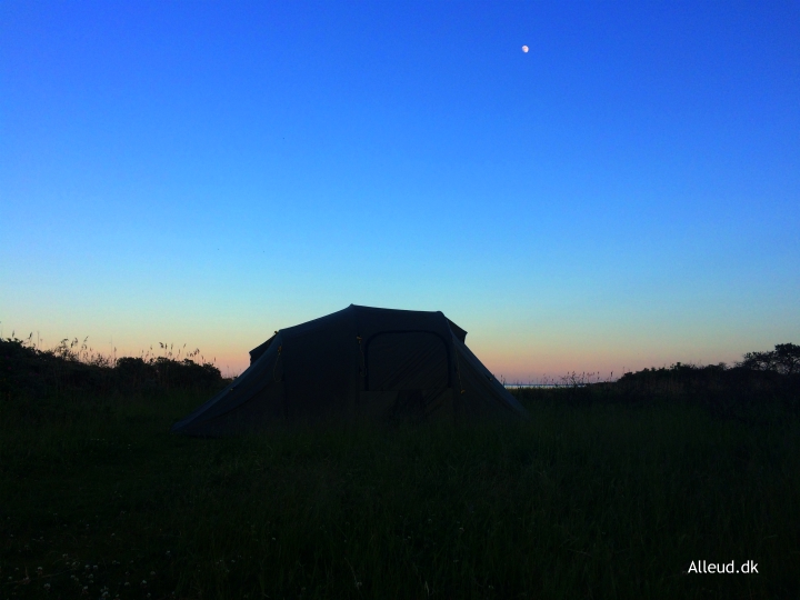 Primitiv teltplads lejrplads telt overnatning naturen børn