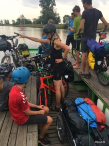 Cykelfærge Elben flod færge cykelferie