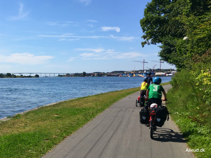 Cykeltur Fyn rundt langs kysten: Guide cykelferie bindingsværk vejboder -